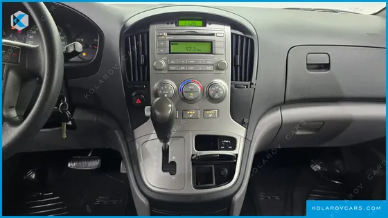 HYUNDAI STAREX 5-SEATER VAN