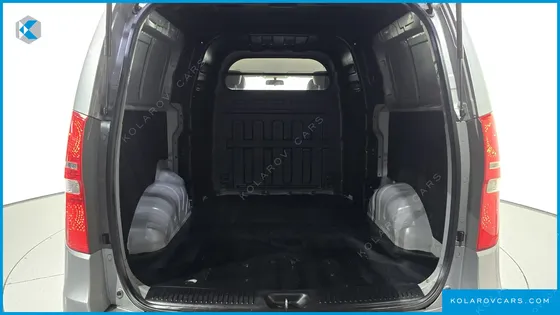 HYUNDAI STAREX 5-SEATER VAN
