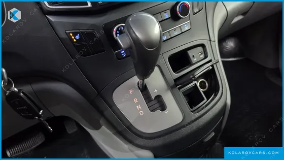 HYUNDAI STAREX 5-SEATER VAN