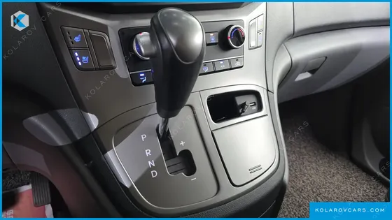 HYUNDAI STAREX 5-SEATER VAN