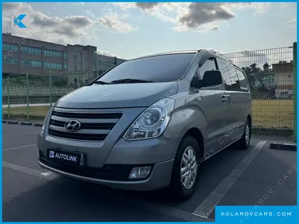 HYUNDAI STAREX 5-SEATER VAN