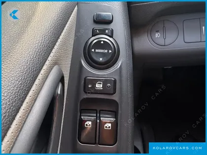 HYUNDAI STAREX 5-SEATER VAN