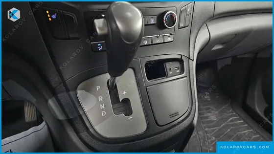 HYUNDAI STAREX 5-SEATER VAN