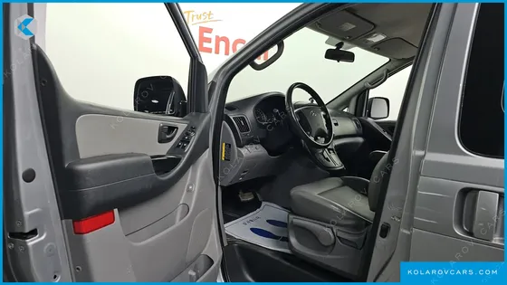 HYUNDAI STAREX 5-SEATER VAN