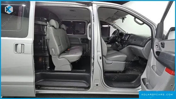 HYUNDAI STAREX 5-SEATER VAN