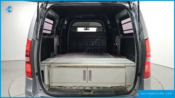 HYUNDAI STAREX 5-SEATER VAN