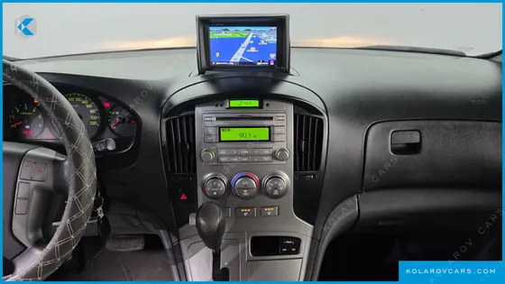 HYUNDAI STAREX 5-SEATER VAN