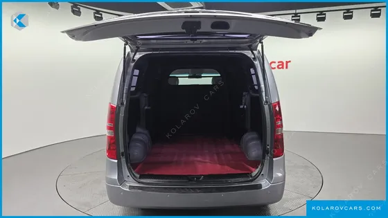 HYUNDAI STAREX 5-SEATER VAN