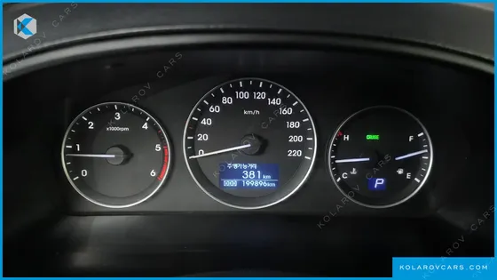 HYUNDAI STAREX 5-SEATER VAN