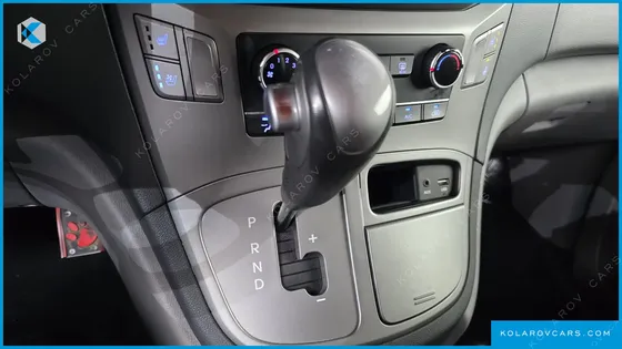 HYUNDAI STAREX 5-SEATER VAN