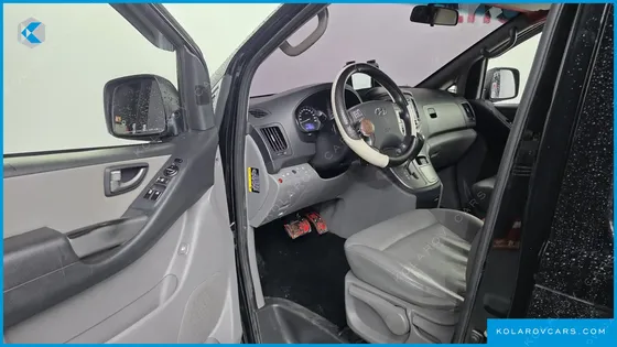 HYUNDAI STAREX 5-SEATER VAN