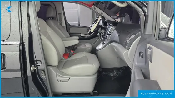 HYUNDAI STAREX 5-SEATER VAN