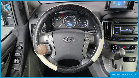 HYUNDAI STAREX 5-SEATER VAN