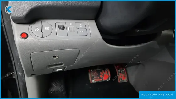 HYUNDAI STAREX 5-SEATER VAN