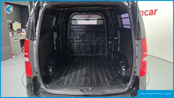 HYUNDAI STAREX 5-SEATER VAN
