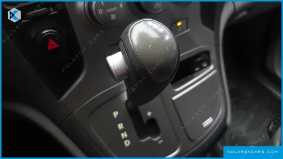 HYUNDAI STAREX 5-SEATER VAN
