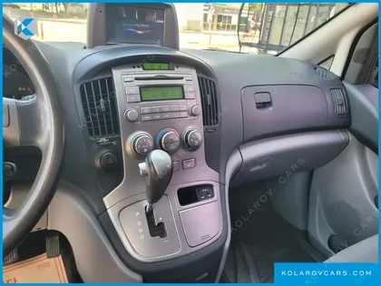 HYUNDAI STAREX 5-SEATER VAN