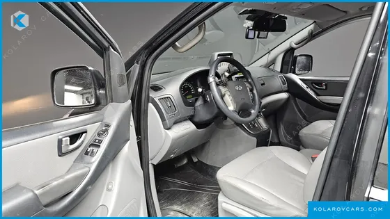 HYUNDAI STAREX 5-SEATER VAN