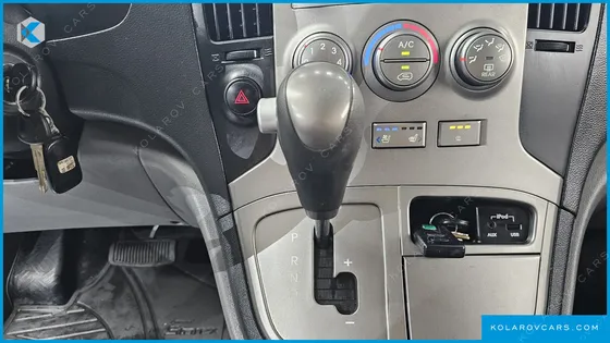 HYUNDAI STAREX 5-SEATER VAN