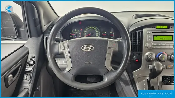 HYUNDAI STAREX 5-SEATER VAN