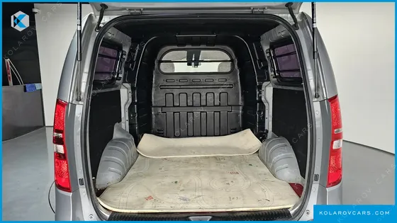 HYUNDAI STAREX 5-SEATER VAN