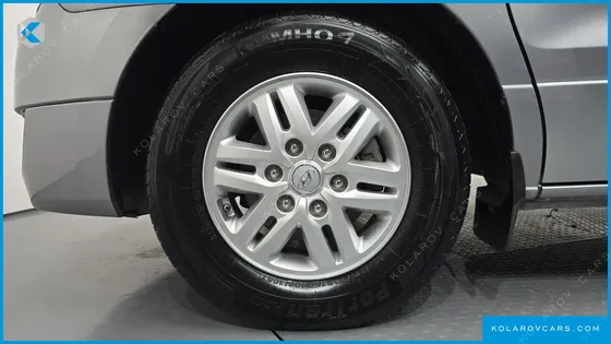 HYUNDAI STAREX 5-SEATER VAN