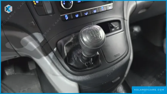 HYUNDAI STAREX 5-SEATER VAN