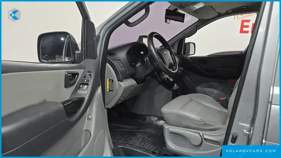 HYUNDAI STAREX 5-SEATER VAN