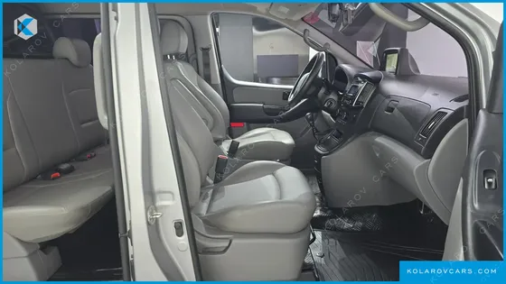 HYUNDAI STAREX 5-SEATER VAN