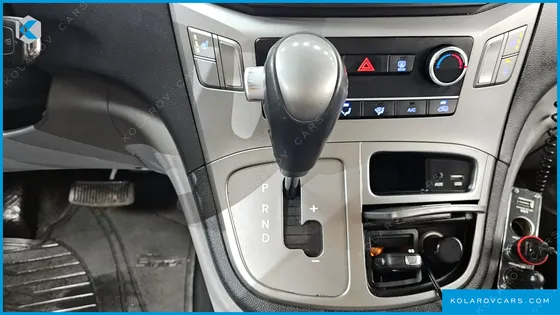 HYUNDAI STAREX 5-SEATER VAN
