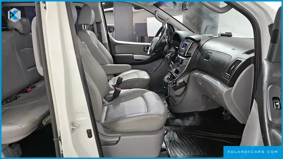 HYUNDAI STAREX 5-SEATER VAN