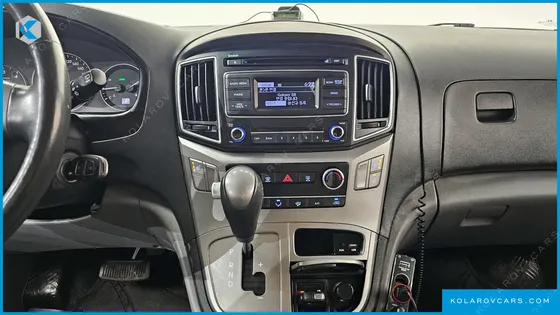 HYUNDAI STAREX 5-SEATER VAN