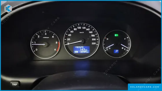 HYUNDAI STAREX 5-SEATER VAN