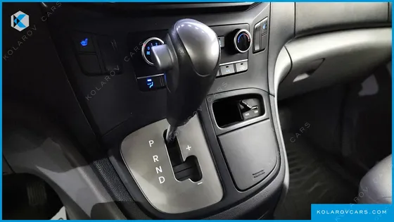 HYUNDAI STAREX 5-SEATER VAN