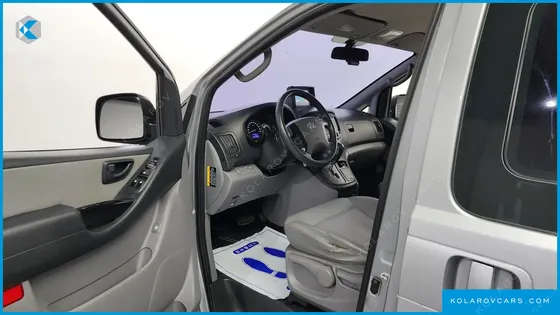 HYUNDAI STAREX 5-SEATER VAN