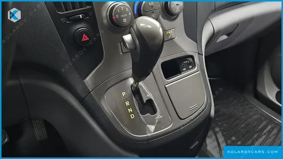 HYUNDAI STAREX 5-SEATER VAN