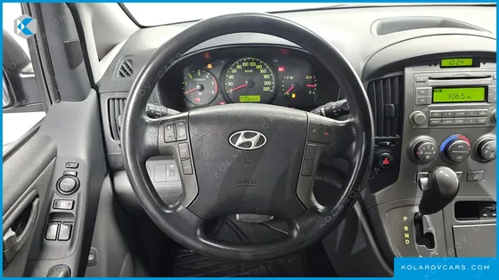 HYUNDAI STAREX 5-SEATER VAN