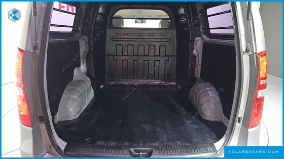 HYUNDAI STAREX 5-SEATER VAN