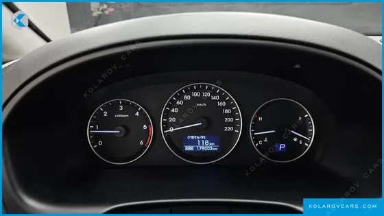 HYUNDAI STAREX 5-SEATER VAN