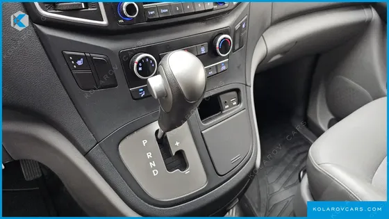 HYUNDAI STAREX 5-SEATER VAN