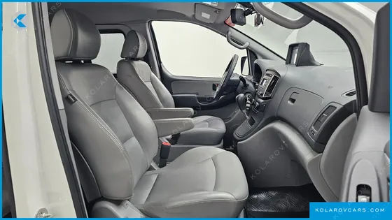 HYUNDAI STAREX 5-SEATER VAN