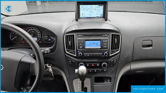 HYUNDAI STAREX 5-SEATER VAN