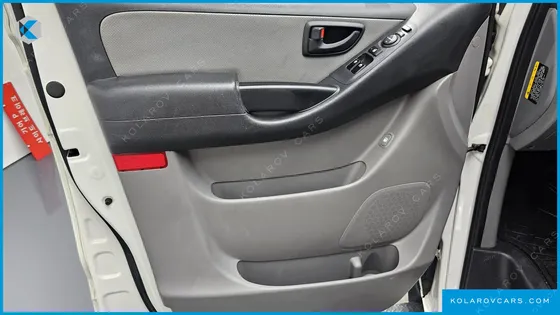 HYUNDAI STAREX 5-SEATER VAN