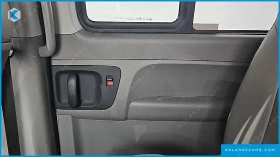 HYUNDAI STAREX 5-SEATER VAN