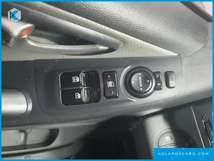HYUNDAI STAREX 5-SEATER VAN