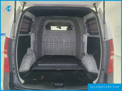HYUNDAI STAREX 5-SEATER VAN
