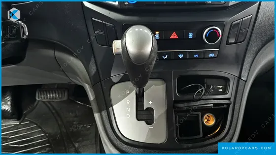 HYUNDAI STAREX 3-SEATER VAN