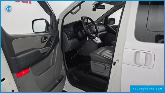 HYUNDAI STAREX 5-SEATER VAN