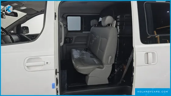 HYUNDAI STAREX 5-SEATER VAN