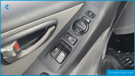HYUNDAI STAREX 5-SEATER VAN
